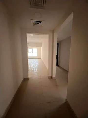 شقة من غرفتي نوم وغرفة معيشة مع موقف سيارات مجاني وصالة ألعاب رياضية ومسبح مجاني