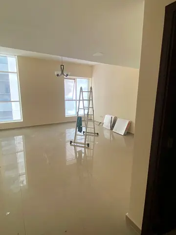 غرفتين وصالة 3 حمام بالمجاز 2 على الوحدة وجمال عبدالناصر تكييف مركزي وباركن مجاني وتسهيلات دفع 47 الف درهم.