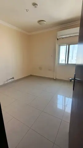 شقة غرفة وصالة في النباعه عائلي حصراً، الإيجار 27,000 درهم، 4 دفعات، تأمين شيك لا يصرف، بدون رسوم.