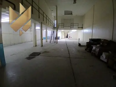 🔹 مستودع ومعرض تجاري بمساحة ضخمة في الصناعية 15 – موقع استراتيجي 🔹