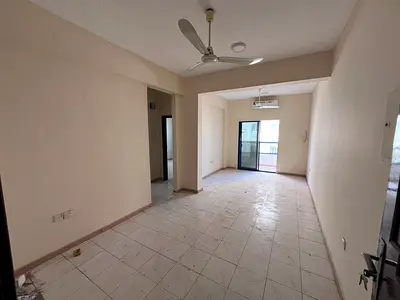 شقة غرفة وصالة للإيجار السنوي في عجمان - الراشدية قريب من Grand Mall منطقة حيوية وقريبة من جميع الخدمات بلكون باطلالة تشطيب