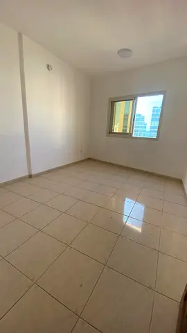 شقة غرفة وصالة في الغوير، بلكون بإطلالة مفتوحة، الإيجار 28,000 درهم، 4 دفعات.