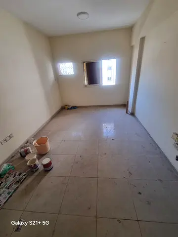 متاح الان اقل سعر غرفه وصاله مع بلكونه اطلاله ممتازه  في الروله اماره الشارقه السعر 24 الف في منطقه الروله