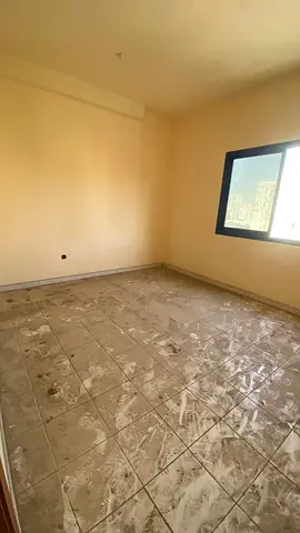 "عقد عزاب " 2 غرفه وصاله - بالشارقه النباعه مساحه مناسبه بالقرب من محطه الروله وجميع الخدمات والمركز التجاريه