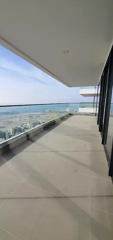 For Rent Very Luxurious Apartment 3 Master Bedrooms + Living Room in a First-Row Tower on the Lake,