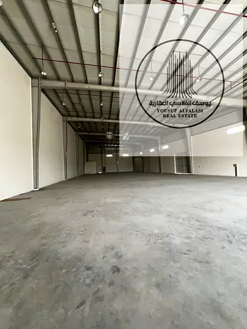 مستودع مميز للإيجار بمساحة كبيرة وكهرباء قوية في أم القيوين مساحه 10 الف قدم
