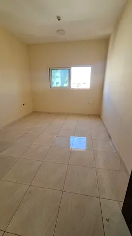 شقة غرفة وصالة في النباعة، الشارقة، تكييف اسبلت، الإيجار 27,000 درهم على 4 دفعات، جاهزة للسكن.