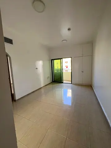 شقة عائلية للإيجار في المجرة بسعر مميز