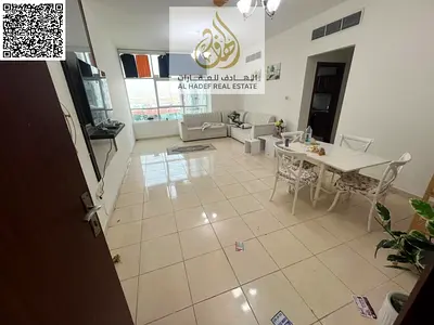 فرصىة مميزة جدا للسكن او الاسثمار |في قلب عجكمان بابراج الاورينت شارع الميناء قريب من سوق السمك واطلالة علي خور عجمان | شقة غرفة وصالة وحمامين للبسيع
