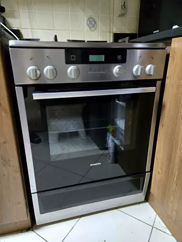 Siemens Stove (4 Gas burners) with Bottom Electric Oven