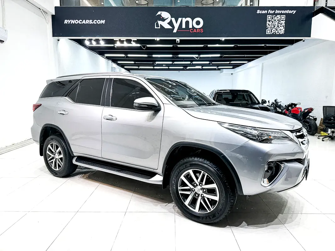 Toyota Fortuner 2019 — photo 1 of 16