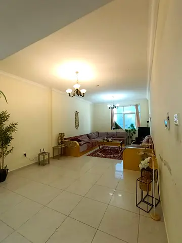 للبيع  شقة مميزة للبيع بالمجاز 2 - امارة الشارقة غرفتين وصالة ومطبخ و 2 حمام  مع غرفة خادمة المساحة : 126 متر مربع 1350 قدم ب