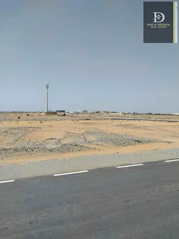للبيع في الشارقة منطقة السحيمه ضاحية الرويضات ارض سكنية مساحة 2420 قدم تصريح ارضي وطابقين بالتقسيط