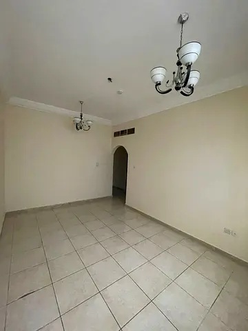 شقة غرفتين وصالة في القاسمية / الند ✨ مساحة مناسبة، تكييف مركزي، خزائن حائط، 2 حمّام، موقع هادئ قريب من جميع الخدمات، مناسبة لسكن عائلي مريح.