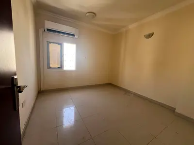 غرفة وصالة بالنباعة مع بلكون و٢ حمام وتكييف سبليت والإيجار 27 ألف بـ4 دفعات.