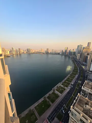 شقة غرفتين وصالة مع غرفة خادمة في المجاز 3، أول ساكن، تكييف على المالك، جيم ومسبح مجاني، باركن مجاني، دفعات 4 أو 6 شيكات