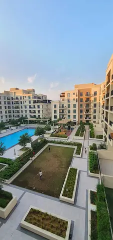 للإيجار غرفة وصاله مع بلكونة واسعة رائع في جزيرة مريم موقع مميز