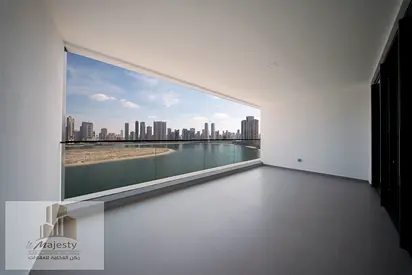 شقة فاخرة أول ساكن على كورنيش الممزر الشارقة بإطلالة بحرية كاملة 3 ماستر 337م مع باركن ومرافق راقية وتشطيب سوبر ديلوكس