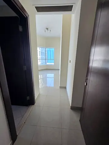 شقة بثلاث غرف نوم وثلاثة حمامات وغرفة معيشة مع شرفة، مناسبة للعائلات