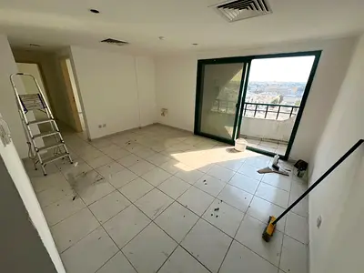 شقة مميزة مكوّنة من غرفتين وصالة في إمارة الشارقة – منطقة البوطينة، بموقع استراتيجي