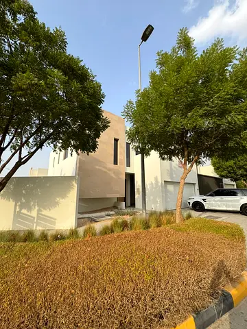 للبيع فيلا (سما مجلس) مستقلة مميزة موقع زاوية على شارعين في مشروع مساكن نسمة بالشارقة