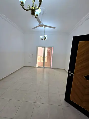 شقه غرفتين وصاله اتنين حمام مع بلكونه بالنعيميه 1 على شارع الاتحاد بجوار اسواق الامارات ودى تو دى وقريبه من مخرج دبى