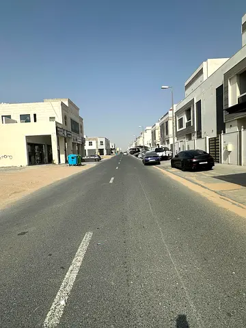 ارض زاوية تجارية للبيع بالحوشي موقع مميز قريبة من الجسر قبل الدوار عذراً للوسطاء