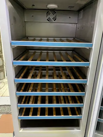 GAGGENAU  400 serie High-Quality Wine Cooler with Adjustable Shelves