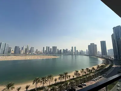 للبيع شقة فاخرة جديدة في شرفة الشارقة – إطلالة بحرية