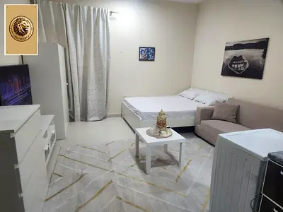 استوديو مفروش للإيجار في الروضة – موقع استراتيجي 📍 ​الموقع: الروضة، مباشرة على الشارع الرئيسي. ​الحالة: فرش نظيف جداً وتكييف مركزي مريح. ​التجهيزات: