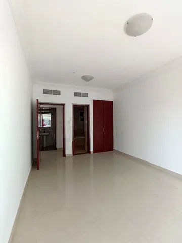 شقة مميزة للإيجار في منطقة التعاون بالشارقة، واحدة من أكثر المناطق حيوية وطلبًا للسكن لما تتميز به من موقع استراتيجي قريب من دبي ومن جميع الخدمات الأس