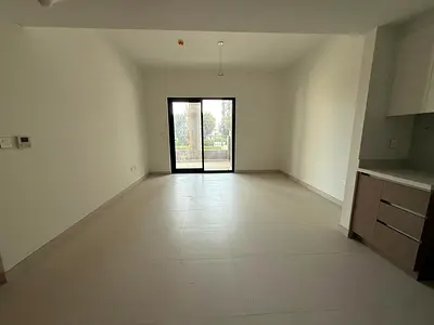 للايجار شقة جديدة كليا في مبنى سما