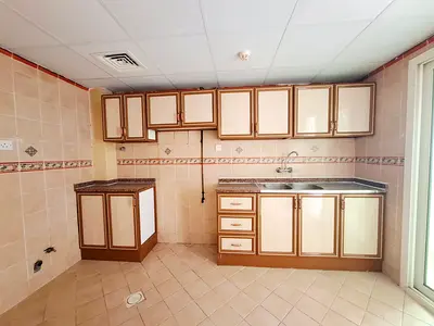 شقة مريحة من غرفتي نوم وصالة: قريبة من الحديقة: صالة مغلقة: تكييف مركزي: جاهزة للسكن: للعائلات