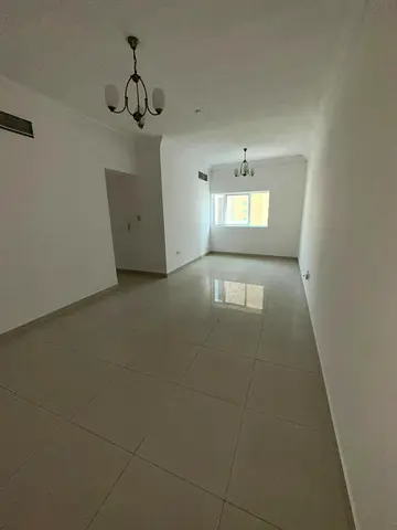 شقة جميلة تتميز بتصميم أنيق، ومساحة مريحة، وإضاءة طبيعية تمنح إحساسًا بالراحة والهدوء.