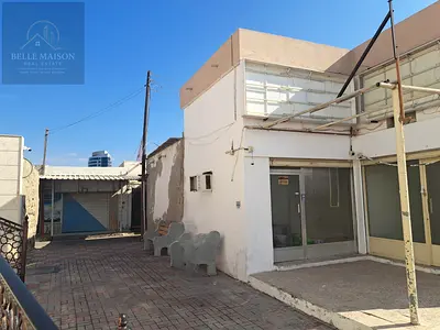 محلان تجاريان صغيران بجانب المسجد | 97 قدم² / 9 م² لكل محل | البلدة القديمة – رأس الخيمة | 15,000 درهم لكل محل