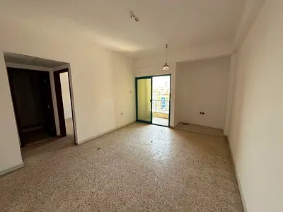 شقة غرفة وصالة الجبيل، على الكورنيش مباشرة، قريب سوق الجبيل والمجاز 1، بلكونة، السعر 27,888 درهم، دفعات سهلة.