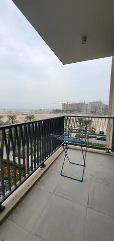 للإيجار شقة مفروشة ثلاث غرف نوم وصالة إطلالة رائعة على البحيرة والبحر في جزيرة مريم
