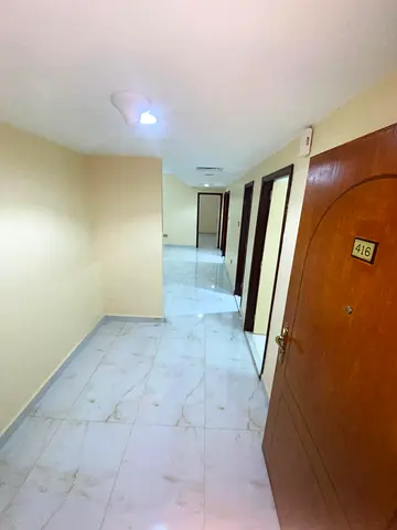 غرفتا نوم وغرفة معيشة مع حمامين