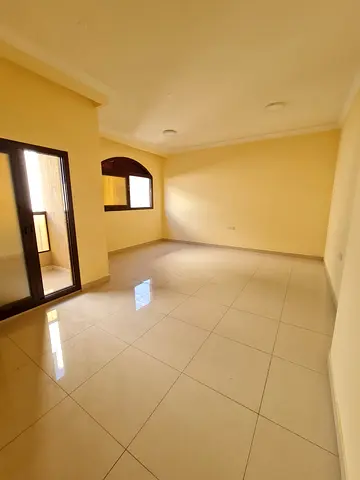 .الشقة غرفتين وصالة مع بلكون وخزائن بالحائط، تاني ساكن ومريحة للعائلات.