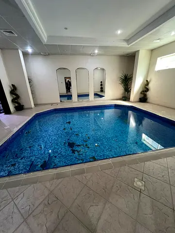 كاميرات مراقبة تعمل على مدار 24 ساعة  برج عائلي بالكامل  مواقف خارجية مجانية فقط  صيانة ممتازة طوال العام  الموقع والمعالم القريبة:  مول  سوبرماركت  م
