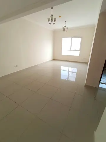 للايجار شقة ثلاث غرف وصالة - منطقة الخان - الشارقة