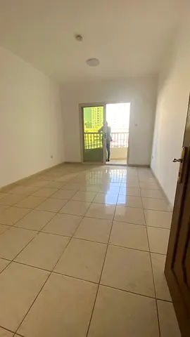 شقة غرفتين وصالة في الغوير، الإيجار 33,000 درهم، الدفع على 4 دفعات.