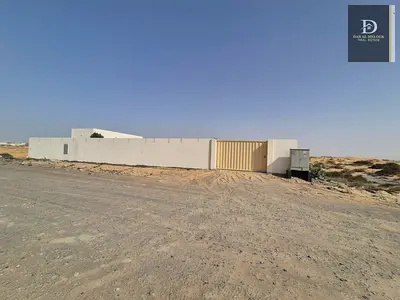 ارض مسوره للايجار  بالشارقه منطقه الصجعه الصناعيه  مساحه 10000 قدم مربع .. مبني عليها مكتب وغرفه ومطبخ وحمام  يوجد كهرباء 25kv