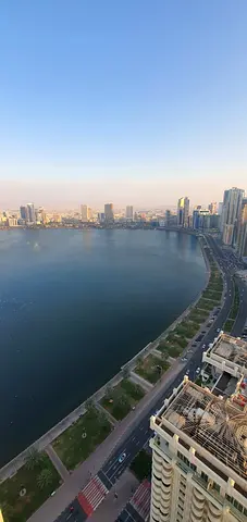 شقة لقطة للإيجار ثلاث غرف نوم وصالة تكييف مجاني في برج أول صف على البحيرة أطلالة رائعة جانبية على البحيرة