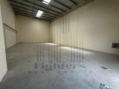 مستودع جديد تماماً في الصجعة بمساحة 1,500 قدم مربع | ارتفاع 8 أمتار | كهرباء 10 كيلو واط | سهولة التحميل والتفريغ