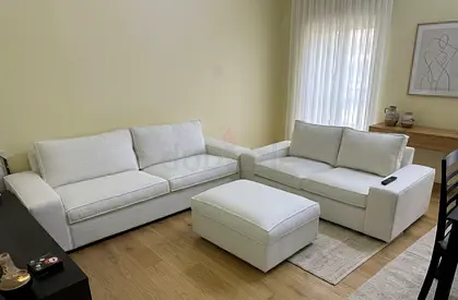 Stylish Lounge Sofa Set Comfortable and spacious 3+2seater sofa set with matching center ottoman.