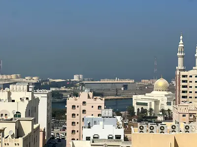 شقة غرفتين وصالة بالمجرة بإطلالة بحرية، مساحة ممتازة، تكييف مركزي وصيانة مجانية، سكن عائلي فقط.