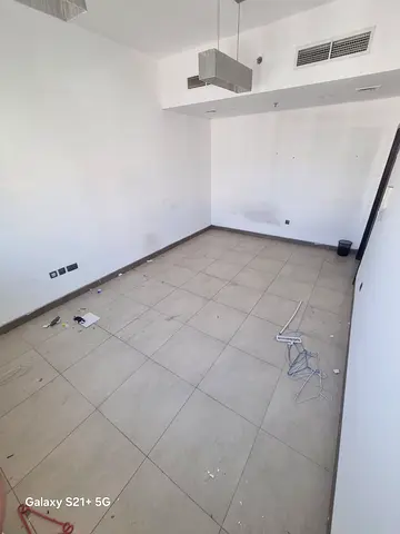 للإيجار شقة مميزة – أم الطرافة / القاسمية  غرفة وصالة مطبخ حمّام تكييف مركزي  تشطيب راقي جدًا خزائن حائط واسعة   موقع ممتاز قريب من جميع الخدمات ترجمه