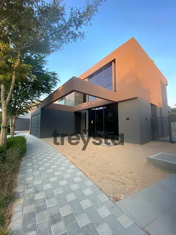 Luxury Villa | Huge Lot | Vacant