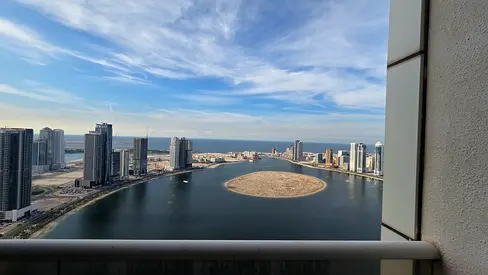 للبيع بنتهاوس مع اطلالة بحرية كاملة على بحيرة الخان الشقة